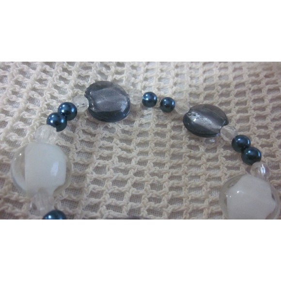 NEW Beautiful Navy BLue and white 7" glass beaded STRETCH BRACELET - Picture 3 of 4